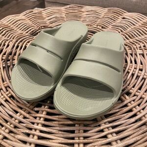 OOFOS (like new) Ooahh Unisex Recovery Slide Green Size 9 Womens/7 Men’s